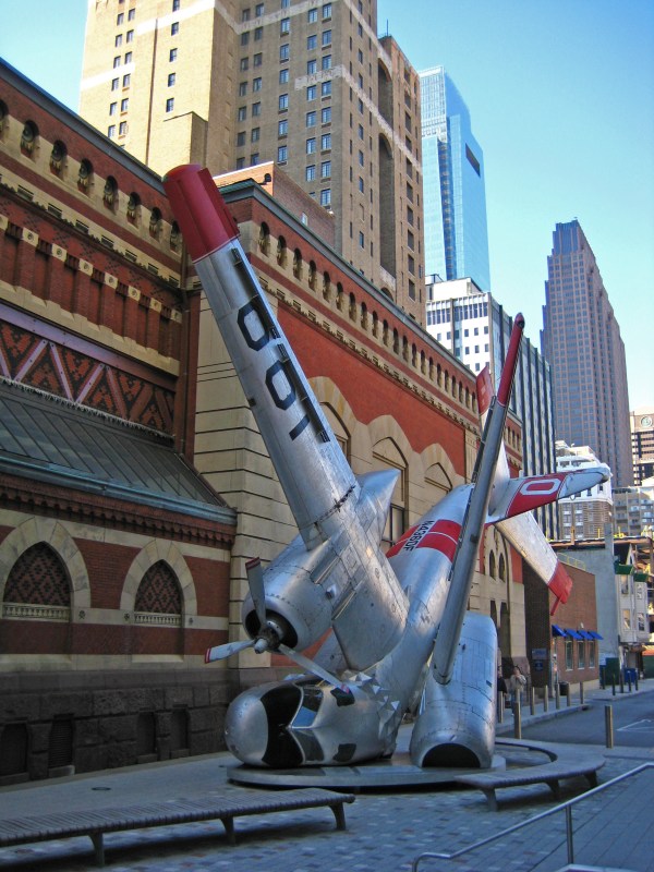 Sculpture in front of the Philadelphia Academy of Fine Arts